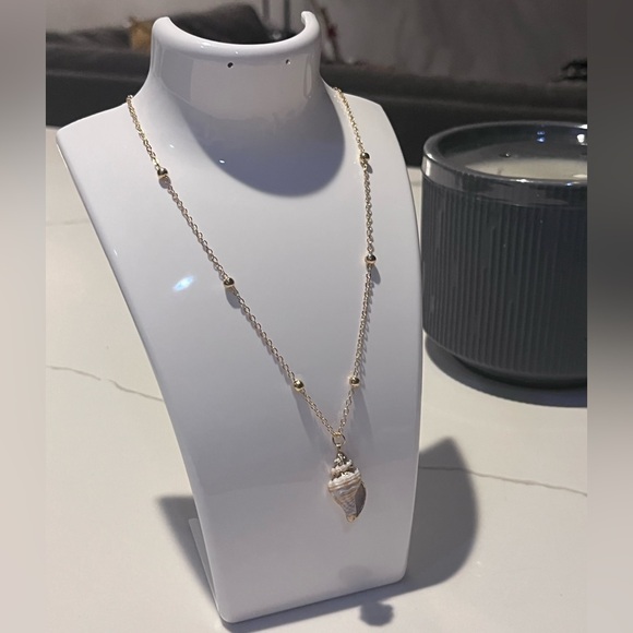 🫧Dainty Gold and White SeaShell Pendant Necklace🫧 - Picture 5 of 7